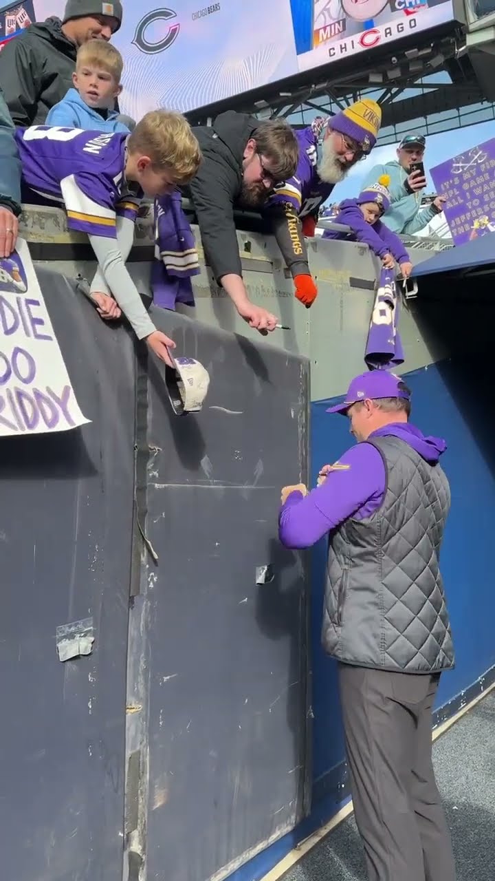 Kevin O'Connell ? #Vikings fans in Chicago